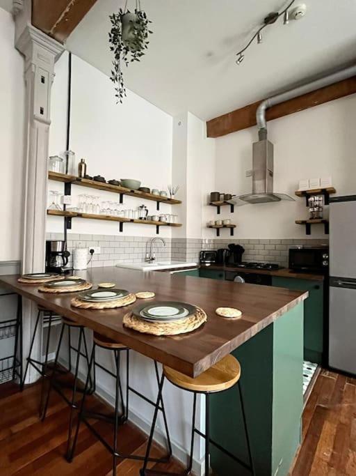 Charming 2 Bed In Centre Of Appartamento